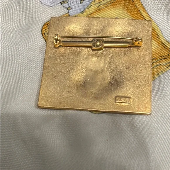 Gold Lion Face Brooch - Picture 2 of 4